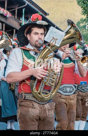 Gros plan d'un groupe de musique local d'Alpbach Autriche, en robe tyrolienne traditionnelle, marchant dans le centre de la ville, jouant des instruments. Banque D'Images