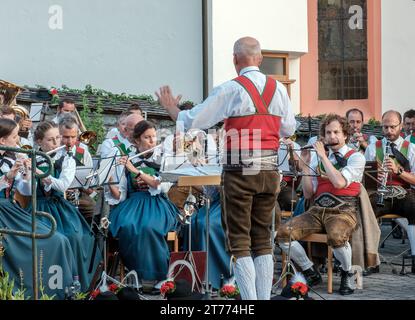 Groupe de musique locale d'Alpbach Autriche, en robe tyrolienne traditionnelle, se produisant dans le centre du village. Banque D'Images