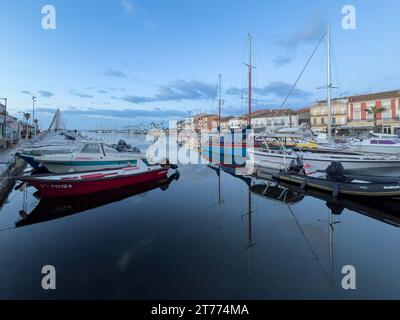 Vue panoramique sur le port de Mèze au lever du soleil, dans l'Hérault, Occitanie, France Banque D'Images