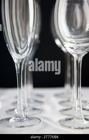 Close up de verres de vin vide alignés sur une table Banque D'Images