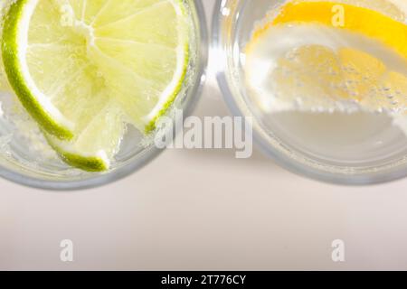 Extreme close up de deux verres d'eau pétillante avec citron et lime Banque D'Images