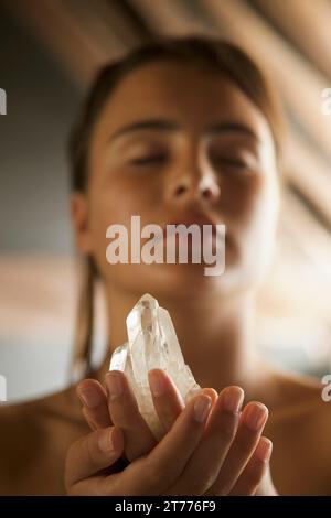 Jeune femme tenant dans ses mains le cristal Banque D'Images