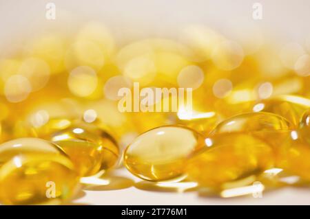 Extreme close up de capsules d'huile de foie de morue Banque D'Images