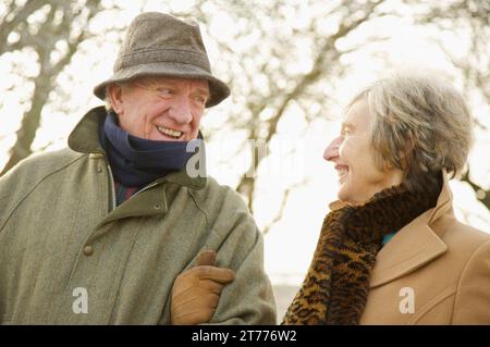 Couple mature se regardant dans un parc Banque D'Images