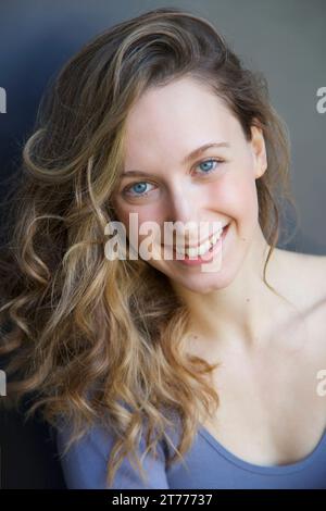 Portrait of Young Woman Smiling Banque D'Images