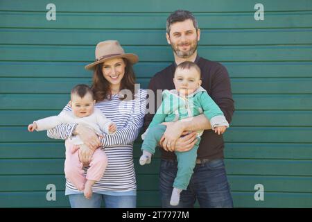 Smiling Couple Holding Baby Twins Banque D'Images