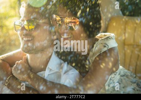 Woman Embracing Man inside Location Banque D'Images