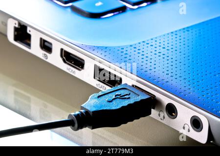 macro plan de la prise usb près de l'ordinateur portable comme un arrière-plan teinté au bleu Banque D'Images