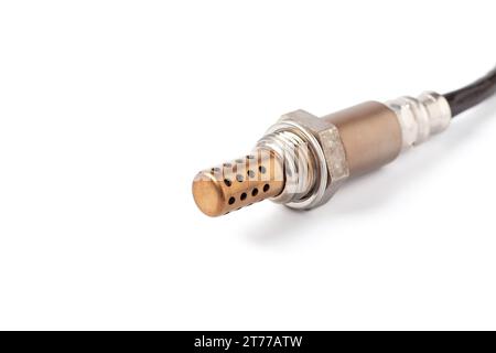 Capteur d'oxygène pour moteurs essence et diesel isolé sur fond blanc. la sonde lambda est un composant fiable pour optimiser les performances de votre voiture. Banque D'Images