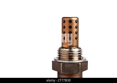 Gros plan de la sonde à oxygène pour les moteurs à essence et diesel isolés sur fond blanc. la sonde lambda est un composant fiable pour optimiser les performances de votre voiture Banque D'Images