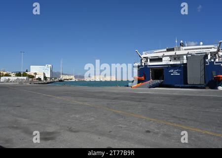 Le catamaran de ferry à grande vitesse pour voitures et passagers, Elite Jet, exploité entre Santorin et la Crète, est amarré à Héraklion. Banque D'Images