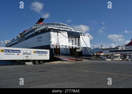 Ferry de passagers et de voitures avec coque blanche et bleue, reliant la Crète avec d'autres îles grecques. Banque D'Images