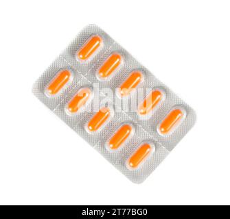 dessus de la vue des pilules orange emballées dans blister isolé sur fond blanc Banque D'Images