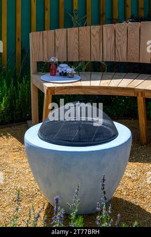 Le concours The Empowerment Garden close-up (petite terrasse patio, gravier, barbecue grill) - RHS Tatton Park Flower Show 2023, Cheshire, Angleterre Royaume-Uni. Banque D'Images