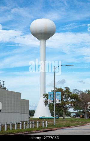 Houston, États-Unis - 22 octobre 2023 : Tour d'eau et panneau de rue orion et porte d'entrée au centre spatial de houston, États-Unis. Banque D'Images