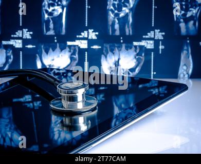 stéthoscope médical sur tablette numérique moderne en laboratoire sur fond d'images radiologiques. Concept de soins de santé avec les nouvelles technologies Banque D'Images
