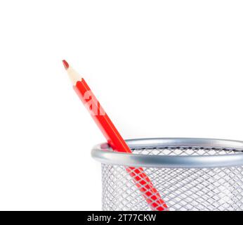 crayon rouge dans le conteneur isolé sur fond blanc avec espace pour le texte Banque D'Images