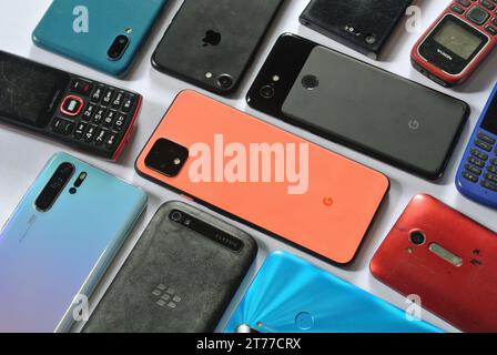 Divers smartphones de marque tels que google pixel 4 xl, google pixel 3, samsung Galaxy a02, Apple iphone 7, sony xperia xz compact, asus zenfone Go, realme c3, blackberry Classic q20, huawei p30 pro, clavier leagoo et téléphones à clavier nokia sur fond isolé. Banque D'Images