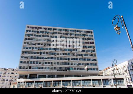 Vue à angle bas du bâtiment du ministère algérien des Finances à Alger. Banque D'Images