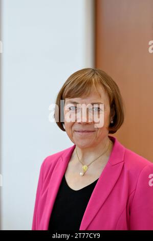 Portraet von Praeses Annette Kurschus, Vorsitzende des rates der Evangelischen Kirche in Deutschland EKD, in Ulm waehrend der Tagung der EKD-Synode Foto vom 14.11.2023. USAGE ÉDITORIAL SEULEMENT *** Portrait de Praeses Annette Kurschus, Présidente du Conseil de l'Eglise évangélique d'Allemagne EKD , à Ulm pendant la réunion du synode EKD photo de 14 11 2023 USAGE ÉDITORIAL SEULEMENT Copyright : epd-bild/HeikexLyding Kurschus4 Banque D'Images