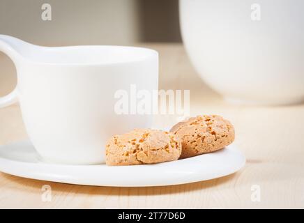 tasse de café espresso et biscuit près du bol de sucre sur le vieux bois Banque D'Images