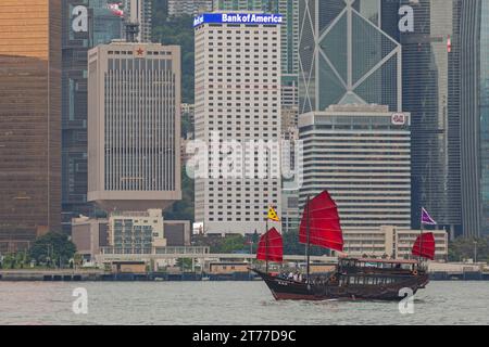 Hong Kong, Chine - 27 avril 2017 : croisière en jonque dans le port de Victoria le jour du printemps. Banque D'Images