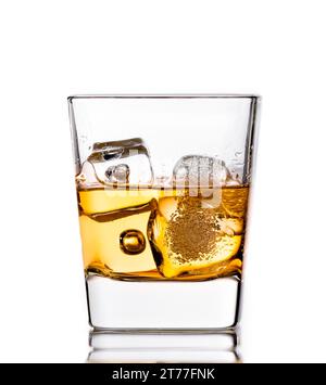 whisky écossais en verre avec des glaçons isolés sur fond blanc Banque D'Images