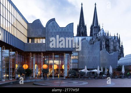 La cathédrale et le musée Ludwig, Cologne, Allemagne. Der Dom und das Museum Ludwig, Koeln, Allemagne. Banque D'Images