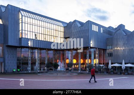 Le Musée Ludwig sur la place Heinrich-Boell, Cologne, Allemagne. das Museum Ludwig am Heinrich-Boell-Platz, Koeln, Deutschland. Banque D'Images