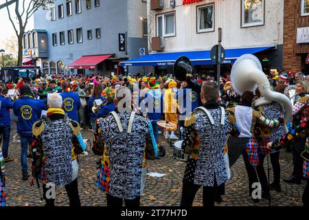 Le jour de l'ouverture de la session de carnaval sur 11.11.23 beaucoup de gens célèbrent dans la vieille ville, Cologne, Allemagne. AM Tag der Karnevals Sessionse Banque D'Images