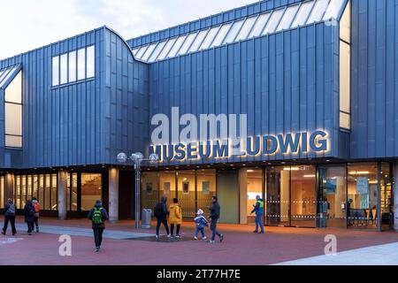 Le Musée Ludwig sur la place Heinrich-Boell, Cologne, Allemagne. das Museum Ludwig am Heinrich-Boell-Platz, Koeln, Deutschland. Banque D'Images