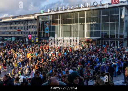 Le jour de l'ouverture de la session de carnaval sur 11.11.23 beaucoup de gens célèbrent devant la gare centrale, Cologne, Allemagne. AM Tag der Kar Banque D'Images