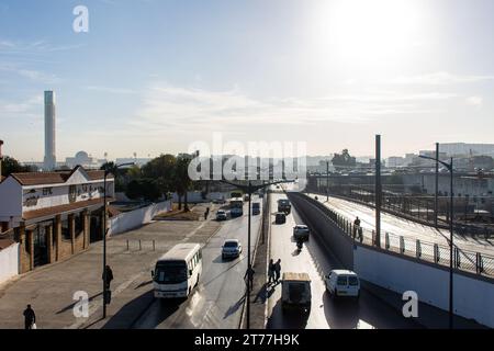 Vue en grand angle d'une autoroute à Alger contre le ciel. Banque D'Images