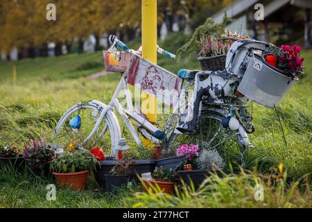 Le vélo décoré au port de Niehler commémore une jeune femme et son fils qui ont été assassinés à cet endroit à Novermber 2021, Cologne, Allemagne. geschm Banque D'Images