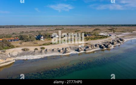 Byrums raukar stacks de calcaire sur le rivage, vue aérienne, Suède, Oeland Banque D'Images