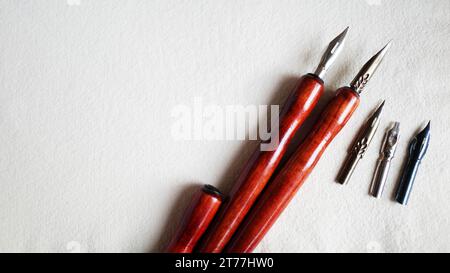 Stylos à trempette avec supports reposant sur du papier fait main Banque D'Images