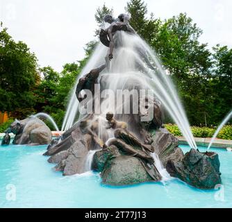 2022-07-07 Fontaine de Deluge dans le parc Kazimierz Wielki. Bydgoszcz, Pologne Banque D'Images