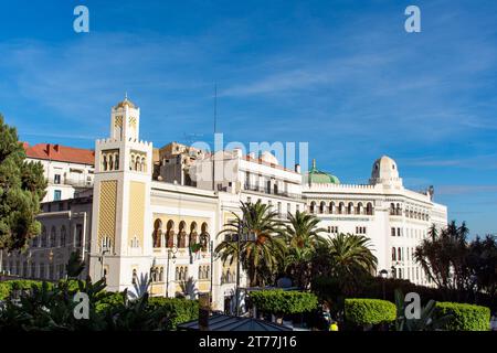 Bâtiment de la poste centrale d'Alger contre un ciel bleu dans la ville d'Alger. Banque D'Images