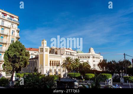 Bâtiment de la poste centrale d'Alger contre un ciel bleu dans la ville d'Alger. Banque D'Images