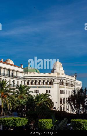 Bâtiment de la poste centrale d'Alger contre un ciel bleu dans la ville d'Alger. Banque D'Images