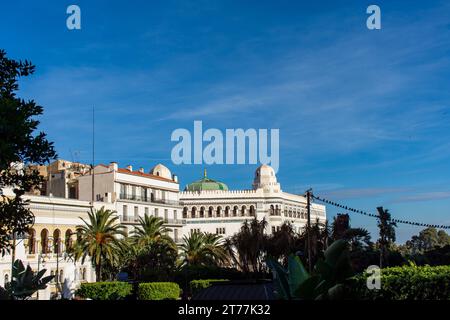 Bâtiment de la poste centrale d'Alger contre un ciel bleu dans la ville d'Alger. Banque D'Images