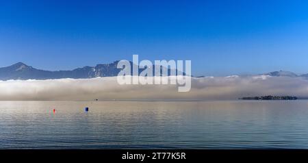 Mur de brouillard au soleil sur le lac sud en face de Kampenwand, Allemagne, Bavière, lac Chiemsee Banque D'Images