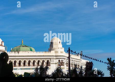 Bâtiment de la poste centrale d'Alger contre un ciel bleu dans la ville d'Alger. Banque D'Images