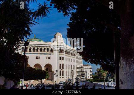 Bâtiment de la poste centrale d'Alger contre un ciel bleu dans la ville d'Alger. Banque D'Images