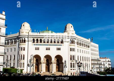 Bâtiment de la poste centrale d'Alger contre un ciel bleu dans la ville d'Alger. Banque D'Images