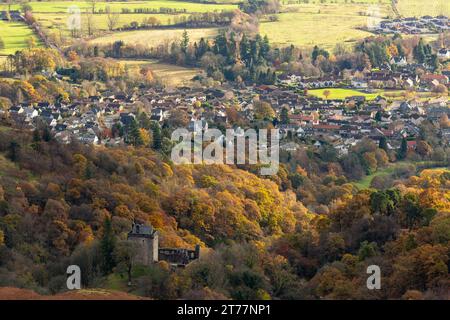 La petite ville écossaise de Dollar avec le château Campbell au premier plan, Dollar, Clackmannanshire, Écosse Banque D'Images