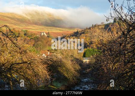 Castle Campbell situé dans les collines d'Ochil à l'air splendide dans les couleurs d'automne Banque D'Images
