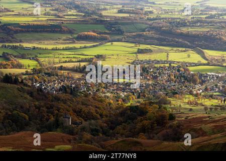 La petite ville écossaise de Dollar avec le château Campbell au premier plan, Dollar, Clackmannanshire, Écosse Banque D'Images