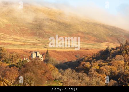 Castle Campbell situé dans les collines d'Ochil à l'air splendide dans les couleurs d'automne Banque D'Images