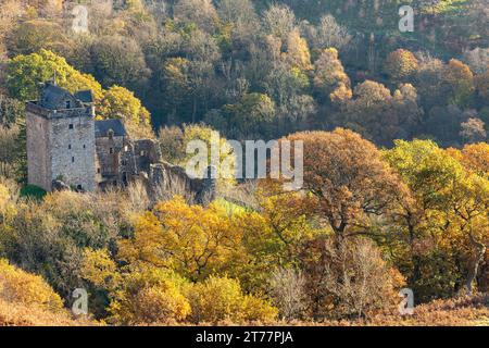 Castle Campbell situé dans les collines d'Ochil à l'air splendide dans les couleurs d'automne Banque D'Images
